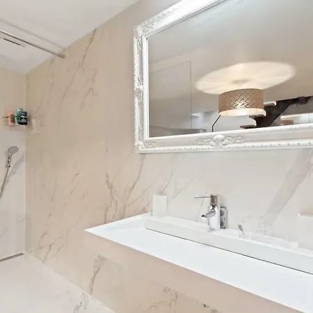 Apartament Luxurious Getaway In The Heart Of Paryż